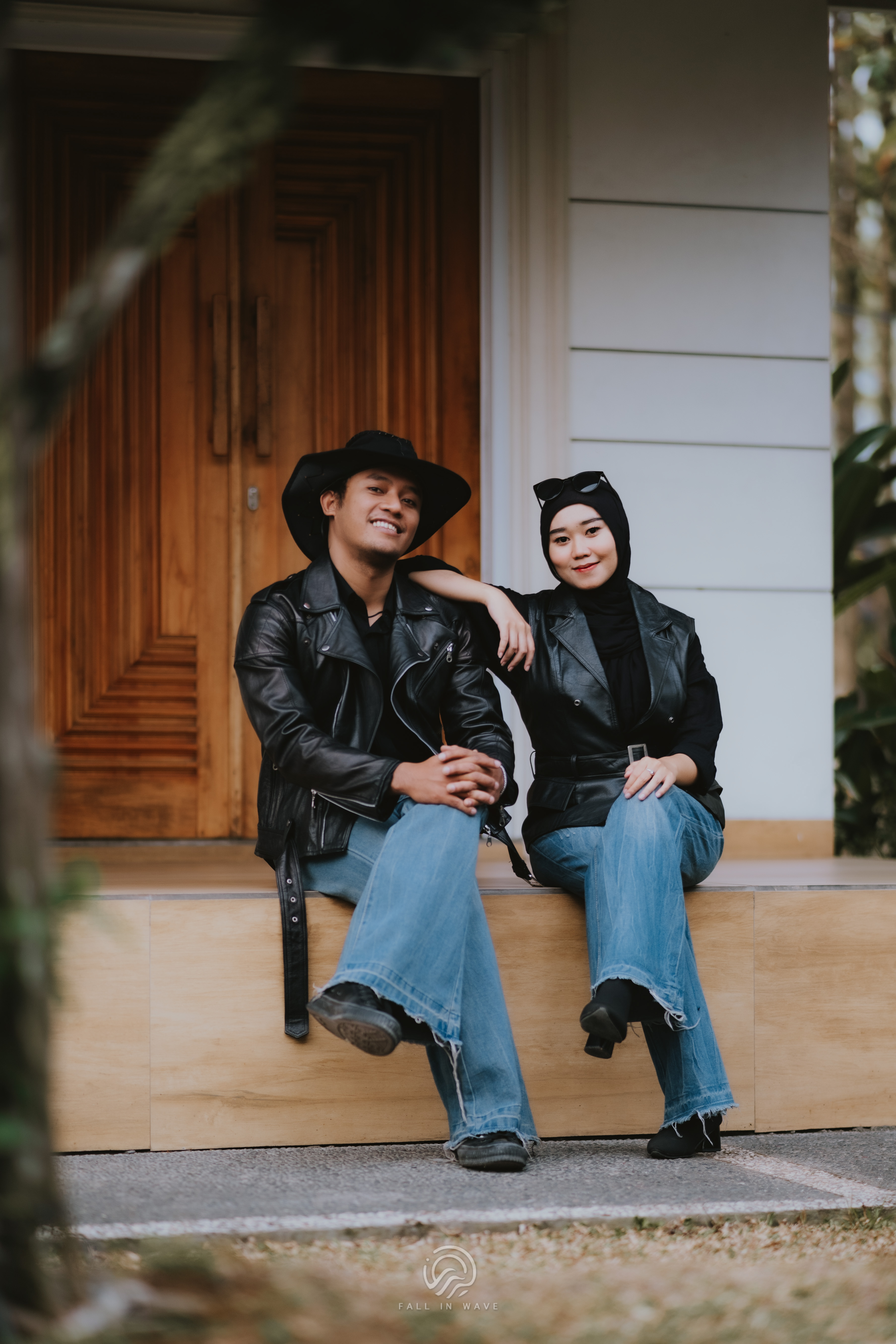 Potret Fajar dan Salsa dalam nuansa ceria rock and roll dengan jaket kulit