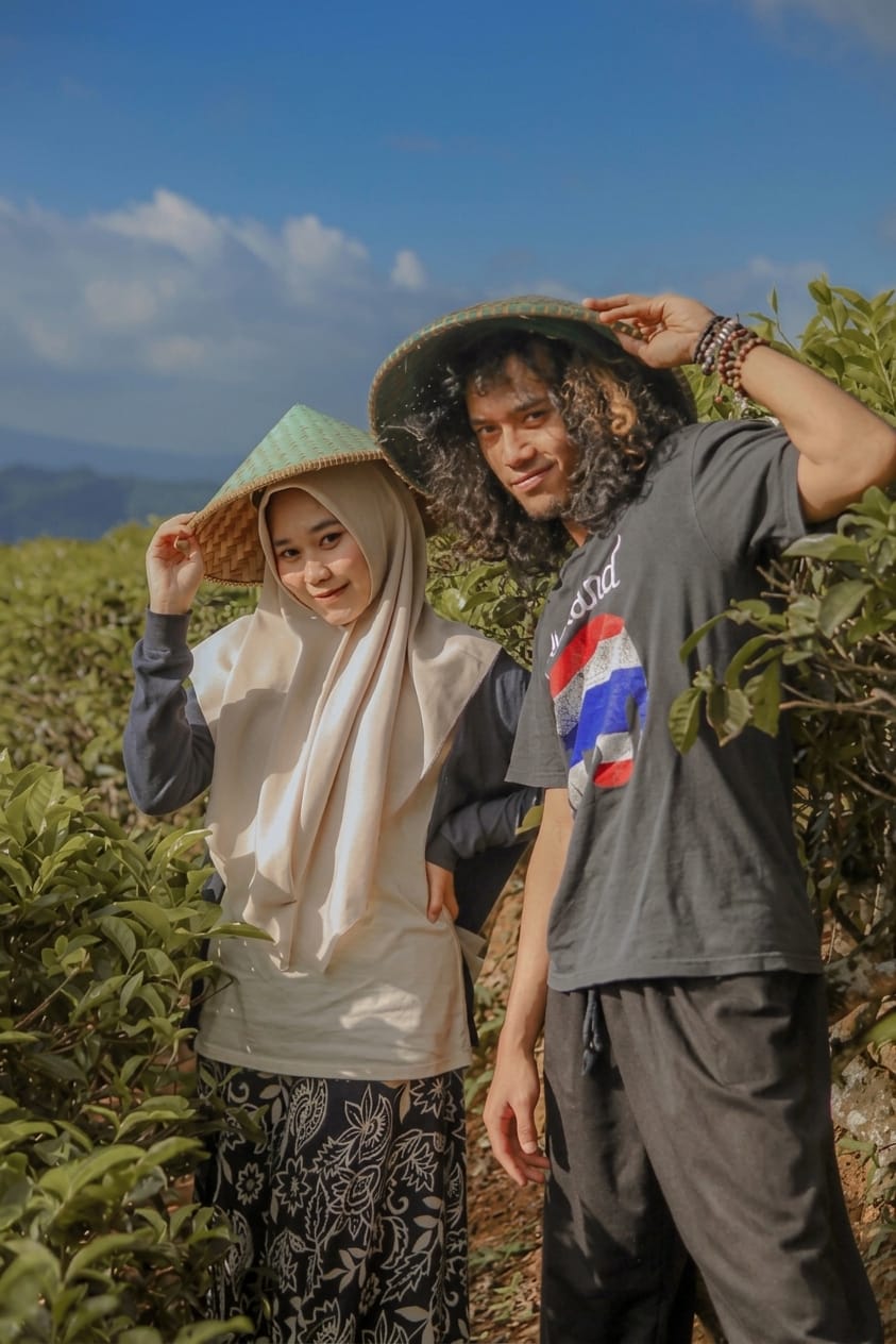Kenangan kisah kasih Fajar dan Salsa di perkebunan teh mengenakan caping petani